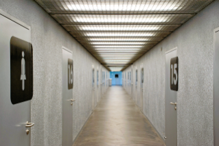 Längskorridor mit beidseitig angeordneten Sportlergarderoben (© Hanns Joosten, Berlin)